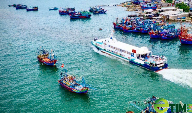 Đã cuối mùa du lịch nhưng tuyến Sa Kỳ - Lý Sơn lượt tàu xuất bến vẫn dày đặc - Ảnh 6. Đã cuối mùa du lịch nhưng tuyến Sa Kỳ - Lý Sơn lượt tàu xuất bến vẫn dày đặc - Ảnh 6.