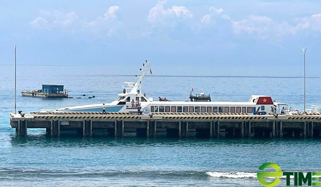 Đã cuối mùa du lịch nhưng tuyến Sa Kỳ - Lý Sơn lượt tàu xuất bến vẫn dày đặc - Ảnh 7. Đã cuối mùa du lịch nhưng tuyến Sa Kỳ - Lý Sơn lượt tàu xuất bến vẫn dày đặc - Ảnh 7.