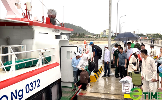 Đã cuối mùa du lịch nhưng tuyến Sa Kỳ - Lý Sơn lượt tàu xuất bến vẫn dày đặc - Ảnh 8. Đã cuối mùa du lịch nhưng tuyến Sa Kỳ - Lý Sơn lượt tàu xuất bến vẫn dày đặc - Ảnh 8.