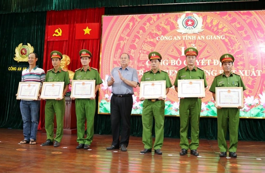 Vụ bé trai bị ném xuống sông ở An Giang: Khen thưởng nóng cảnh sát và người dân  - Ảnh 1.