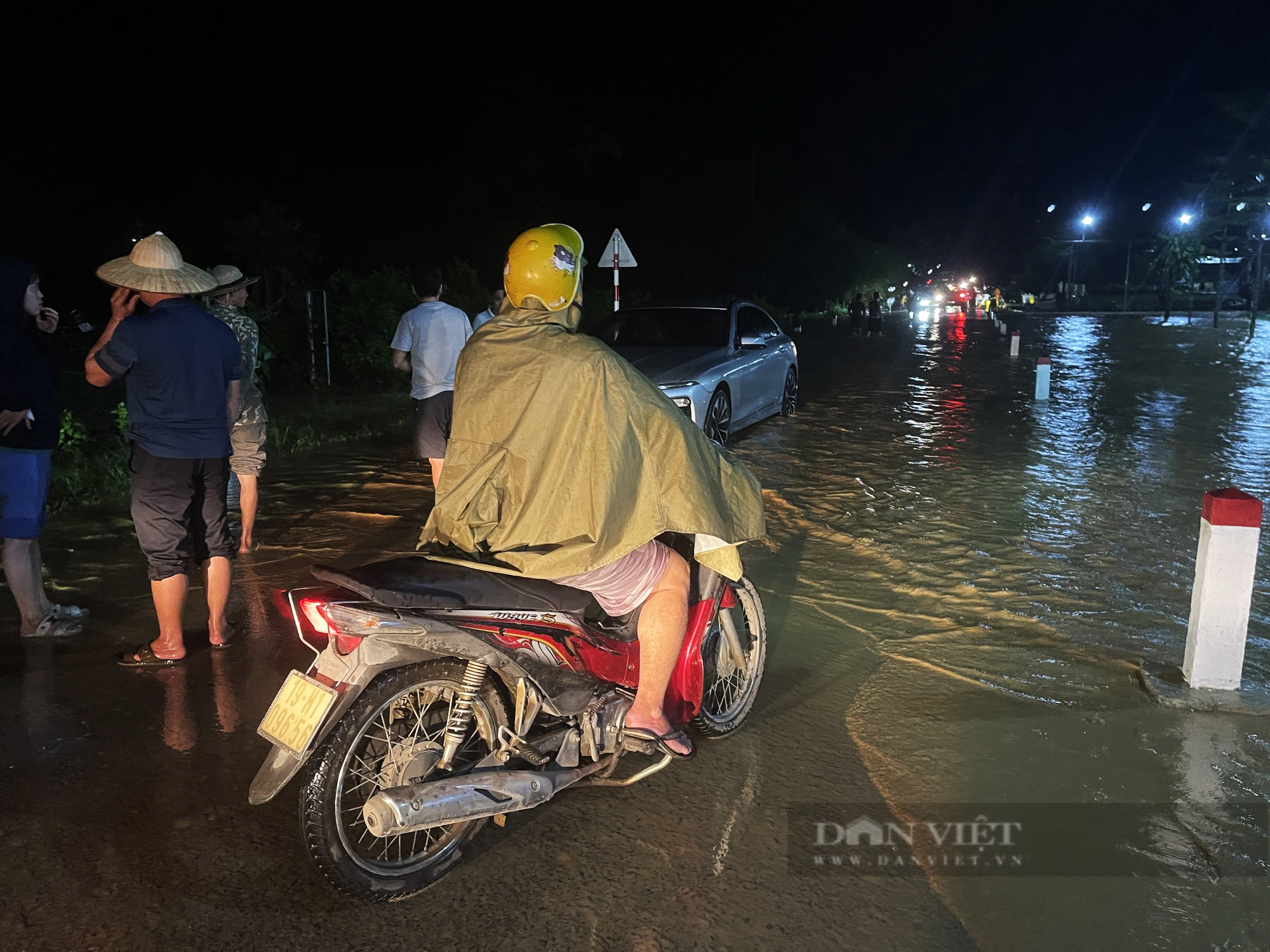 Lào Cai: Đã thông xe 2 tuyến đường bị ách tắc do mưa lũ - Ảnh 1.