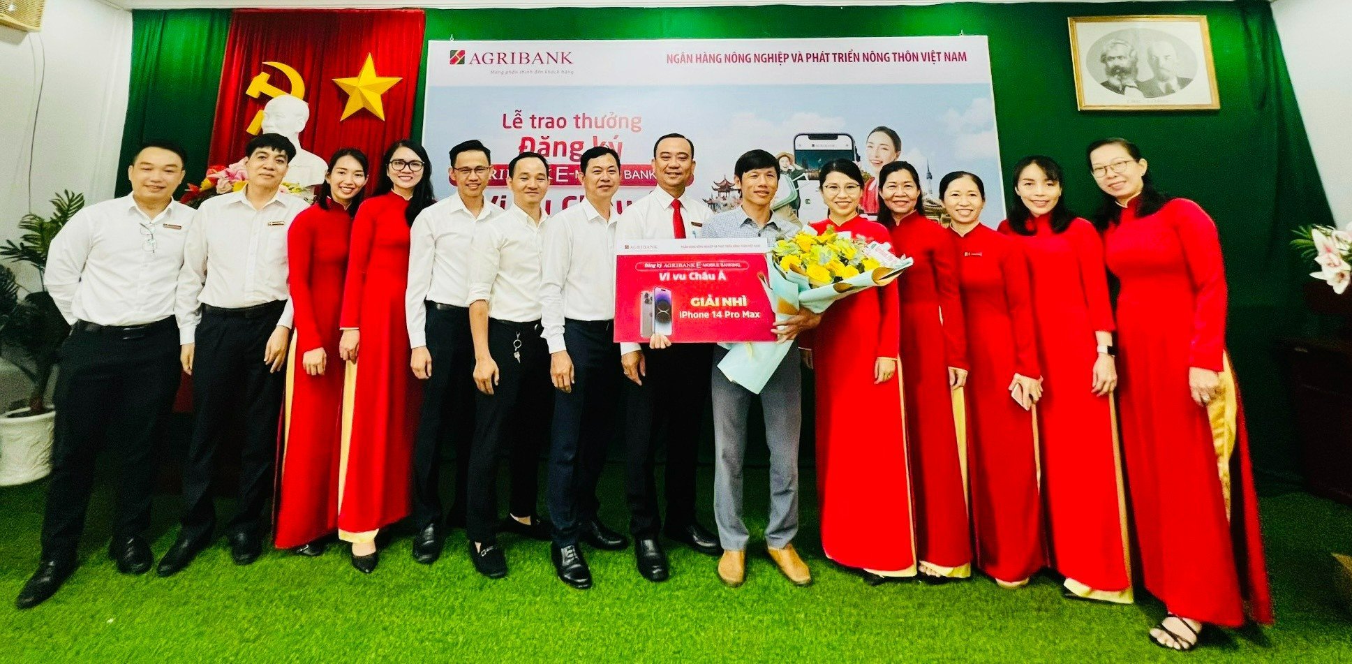 Agribank Phú Quốc trao thưởng cho khách hàng trúng giải Nhì chương trình &quot;Đăng ký Agribank E-Mobile Banking – Vi vu Châu Á&quot; - Ảnh 2.
