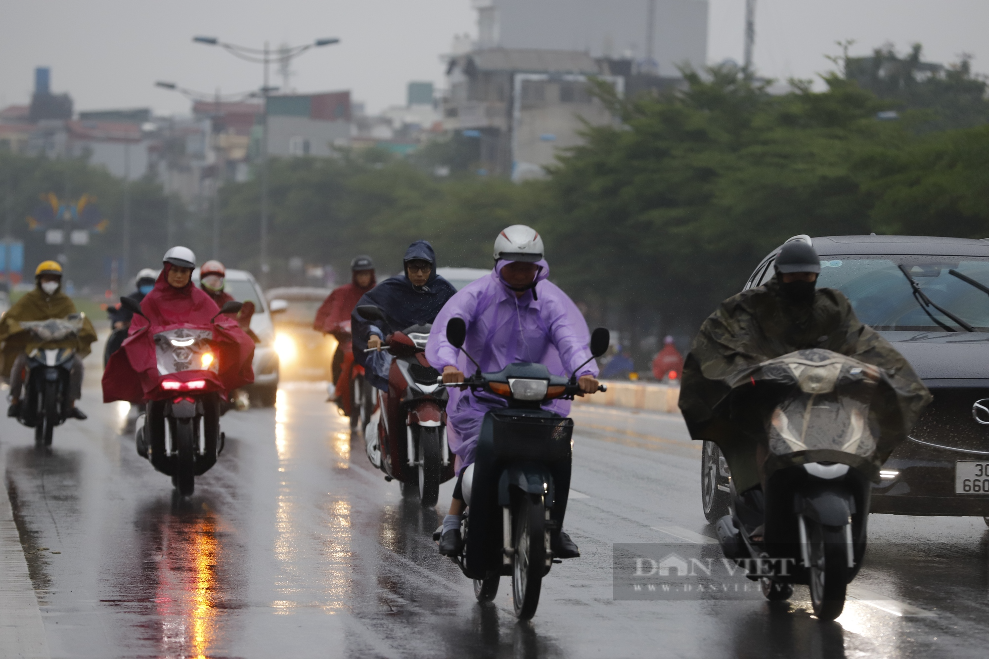 Hà Nội mưa cả ngày, dân công sở &quot;lết&quot; về nhà trong giờ tan tầm - Ảnh 2.