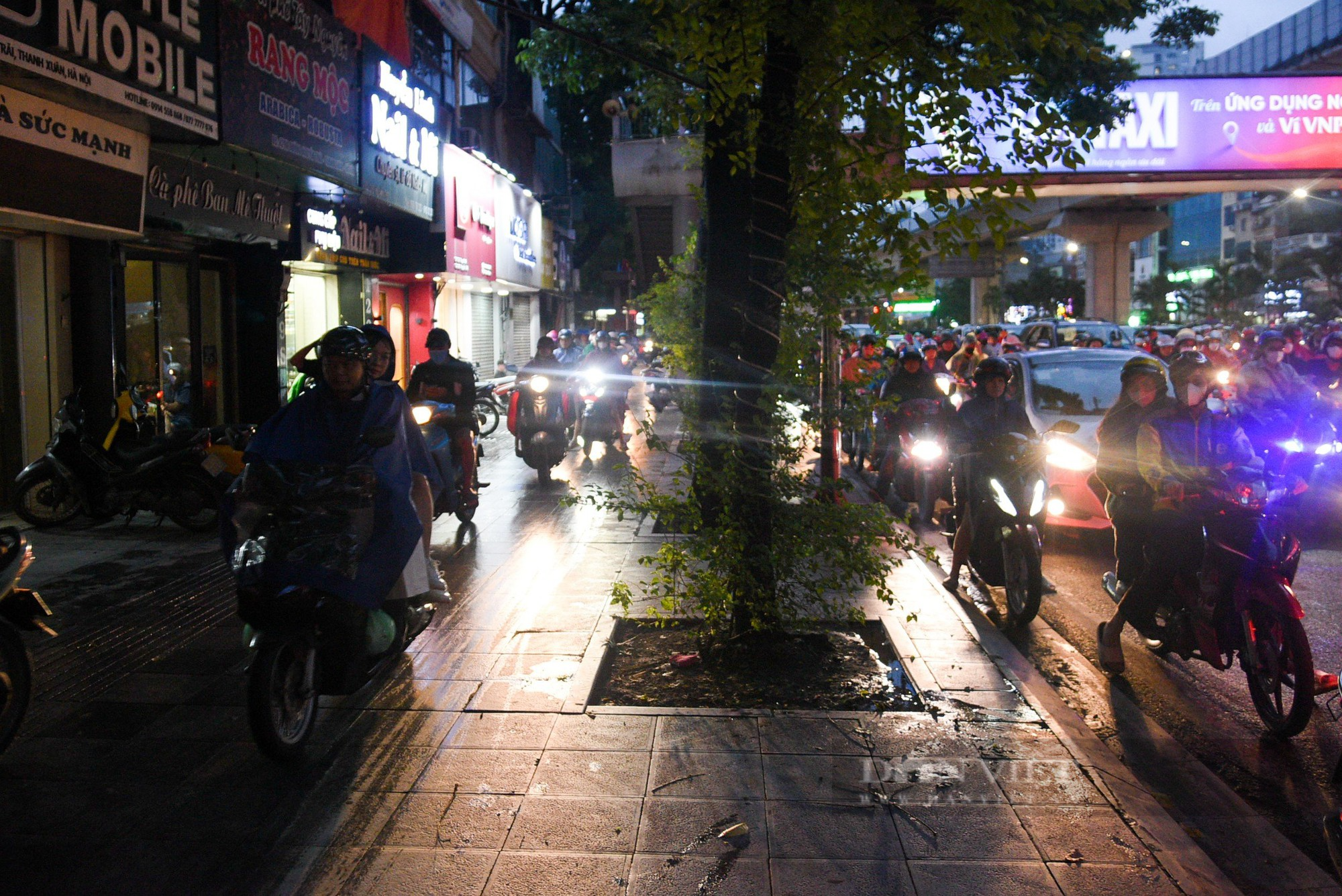 Hà Nội mưa cả ngày, dân công sở &quot;lết&quot; về nhà trong giờ tan tầm - Ảnh 9.