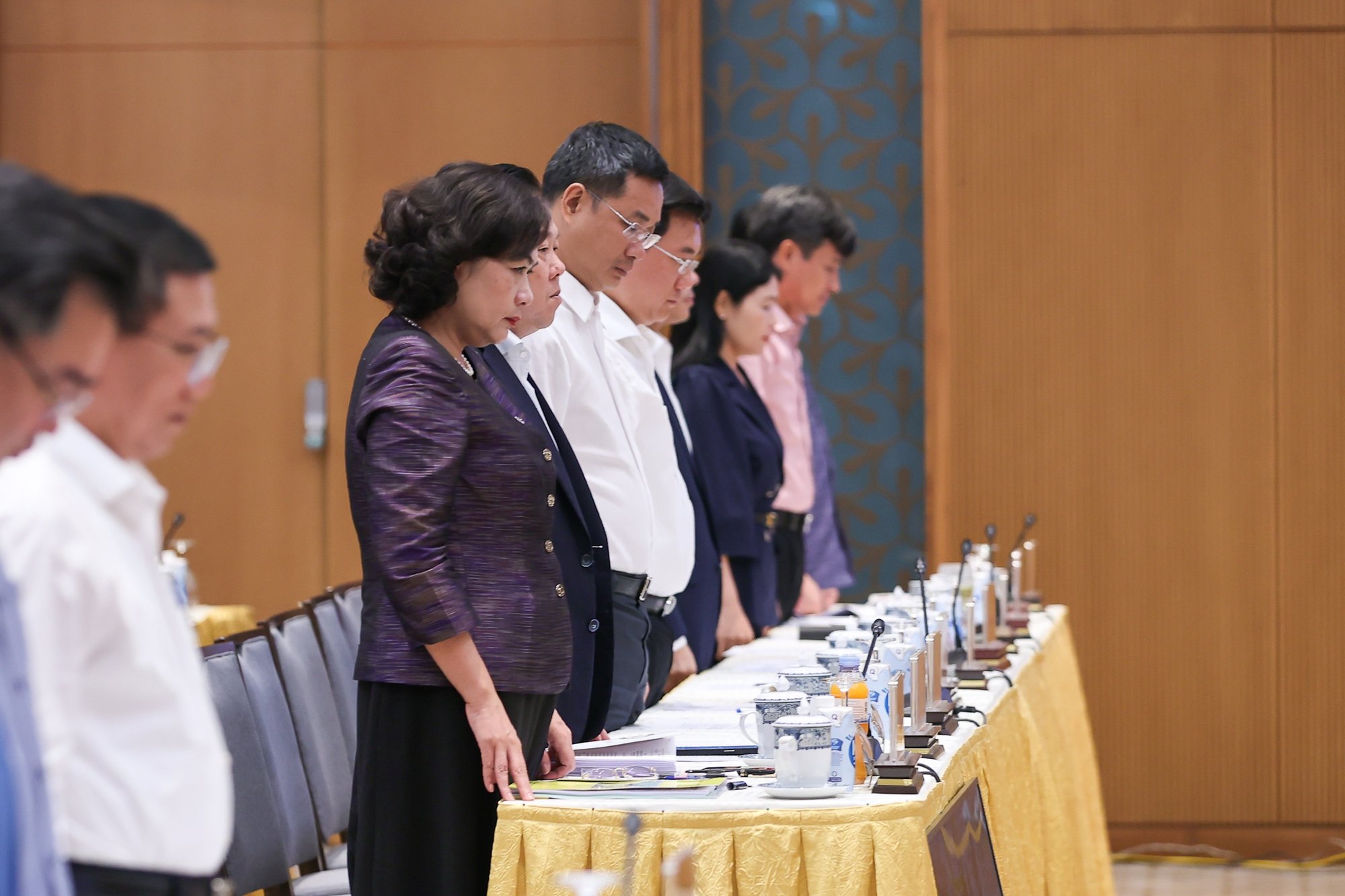 Thường trực Chính phủ tưởng niệm người dân tử vong do cháy chung cư ở Hà Nội và lũ quét ở Lào Cai - Ảnh 2.