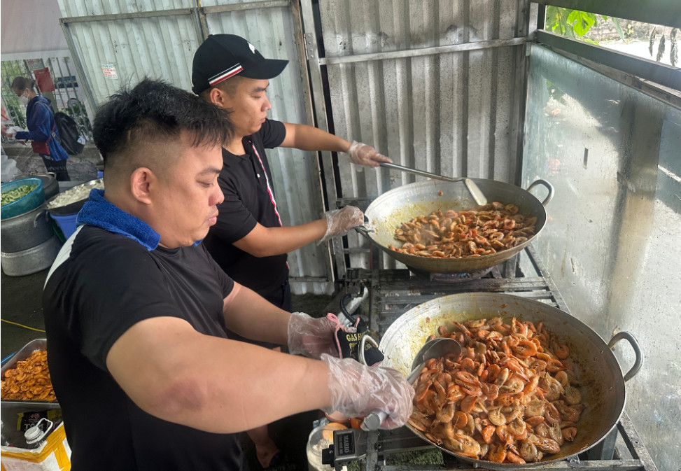 Những đầu bếp đặc biệt của hàng nghìn suất cơm miễn phí - Ảnh 1.