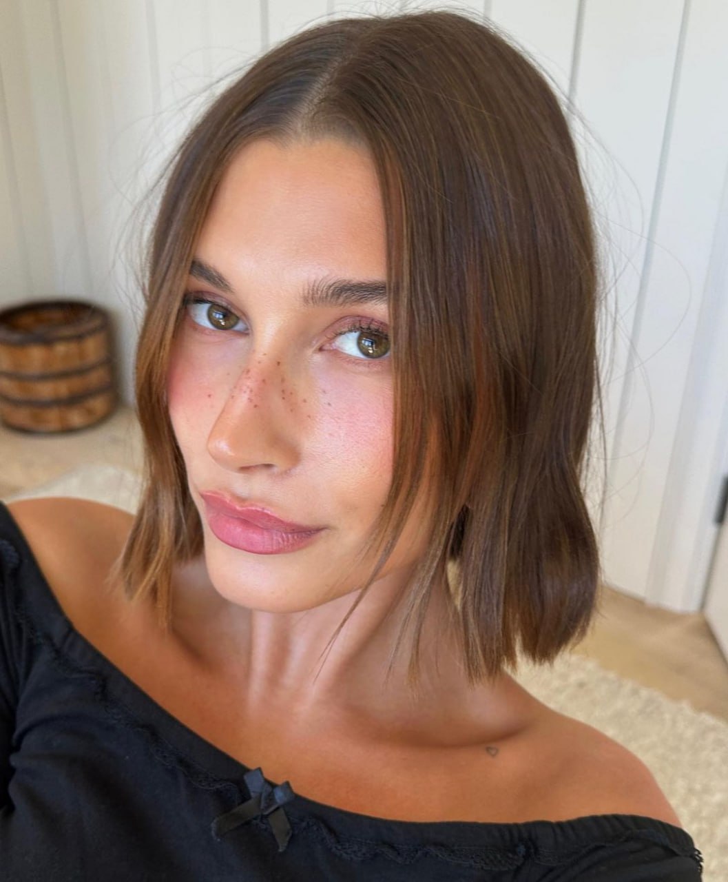 Makeup “dâu tây” do Hailey Bieber lăng xê được chị em châu Á rần rần học - Ảnh 1.