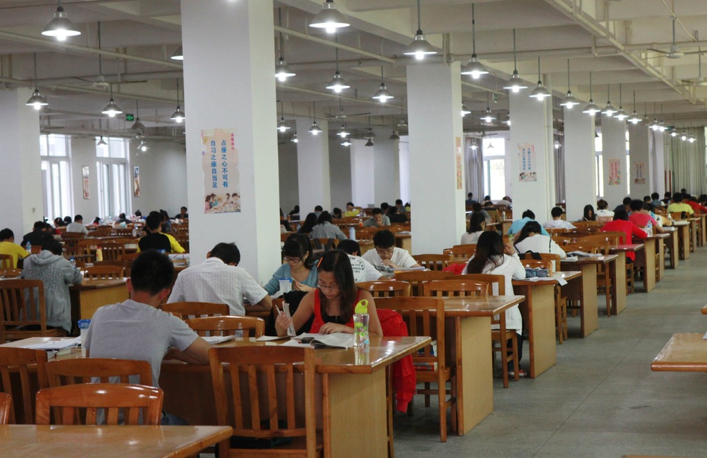 Bà mẹ Trung Quốc bị &quot;ném đá&quot; vì quy tắc cho tiền con trai quá hà khắc - Ảnh 2.