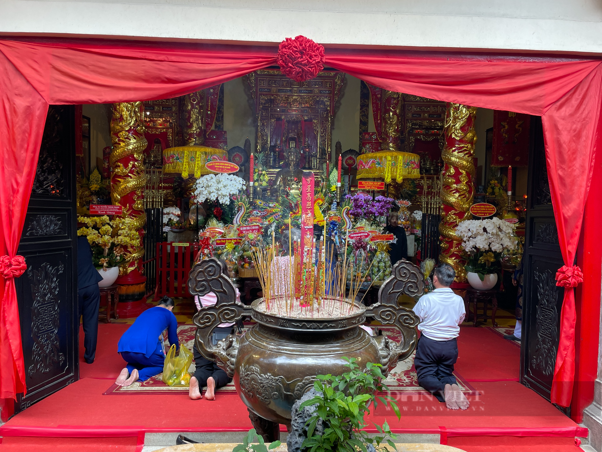 Hàng nghìn người từ khắp nơi đổ về Lăng Ông Bà Chiểu cúng giỗ Đức Tả quân Lê Văn Duyệt - Ảnh 2.