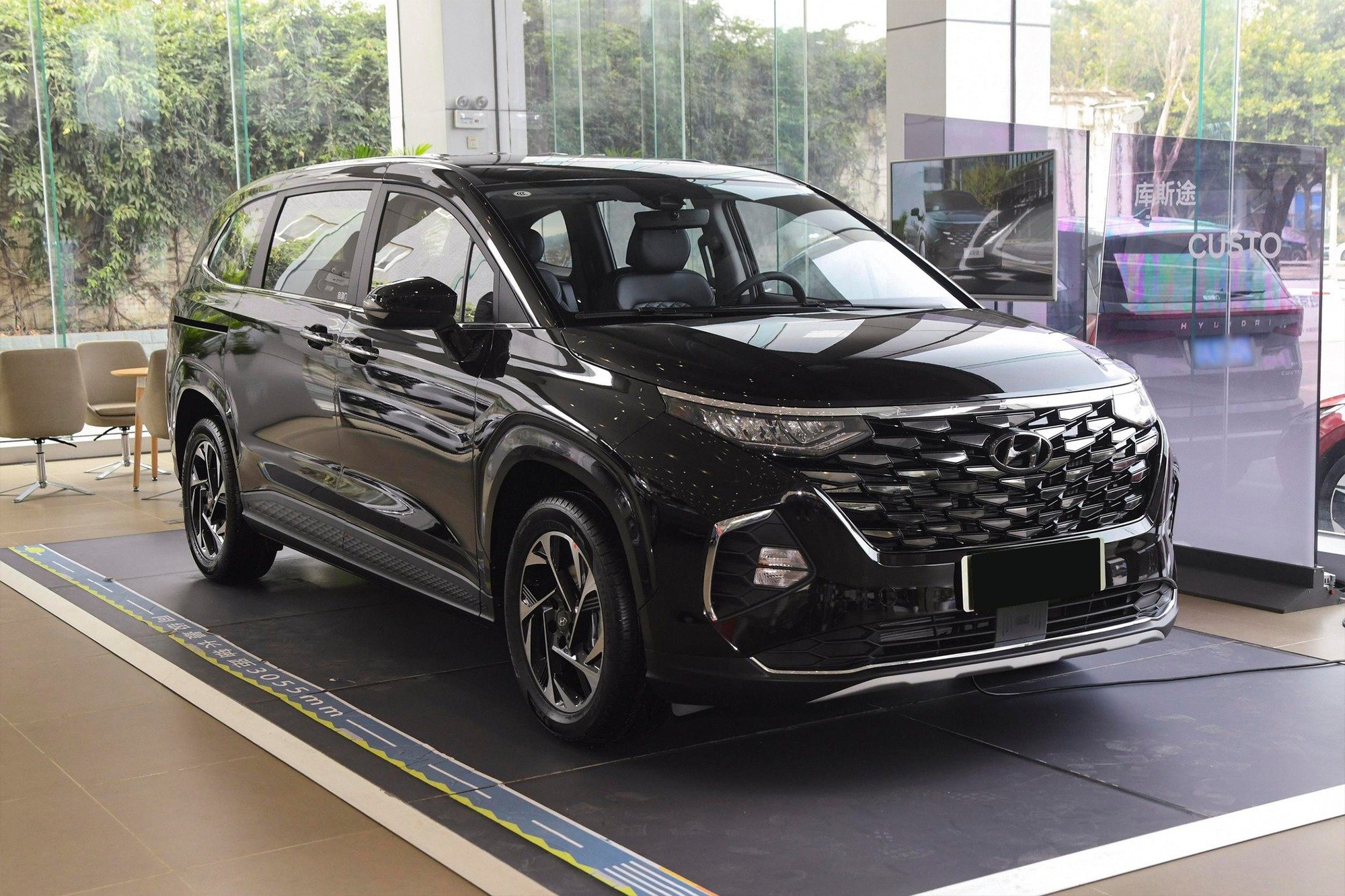 Giá xe Hyundai Custin lăn bánh tháng 9/2023: Vừa ra mắt đấu ưu đãi, hấp dẫn hơn Toyota Innova  - Ảnh 1.