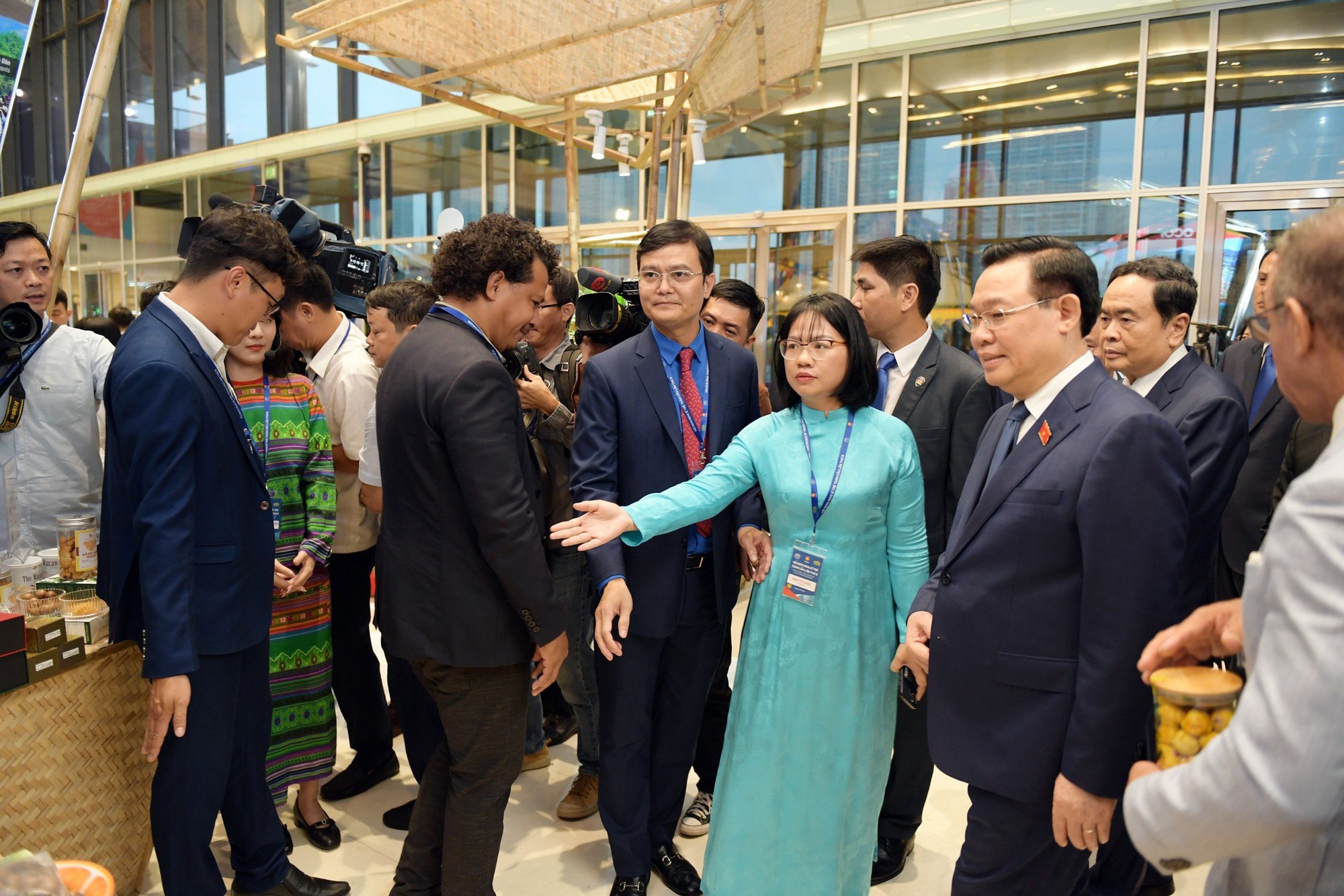 Lụa dệt từ tơ sen, trà hoa vàng, thịt chua gây ấn tượng với các nghị sỹ trẻ toàn cầu - Ảnh 1.