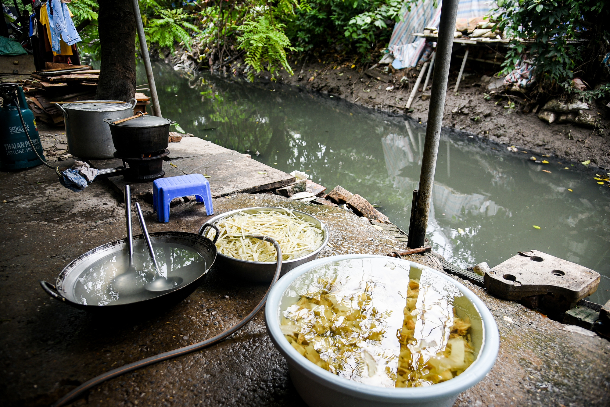 Người dân lo sợ bệnh sốt xuất huyết tại con mương ô nhiễm bậc nhất Thủ đô - Ảnh 7.