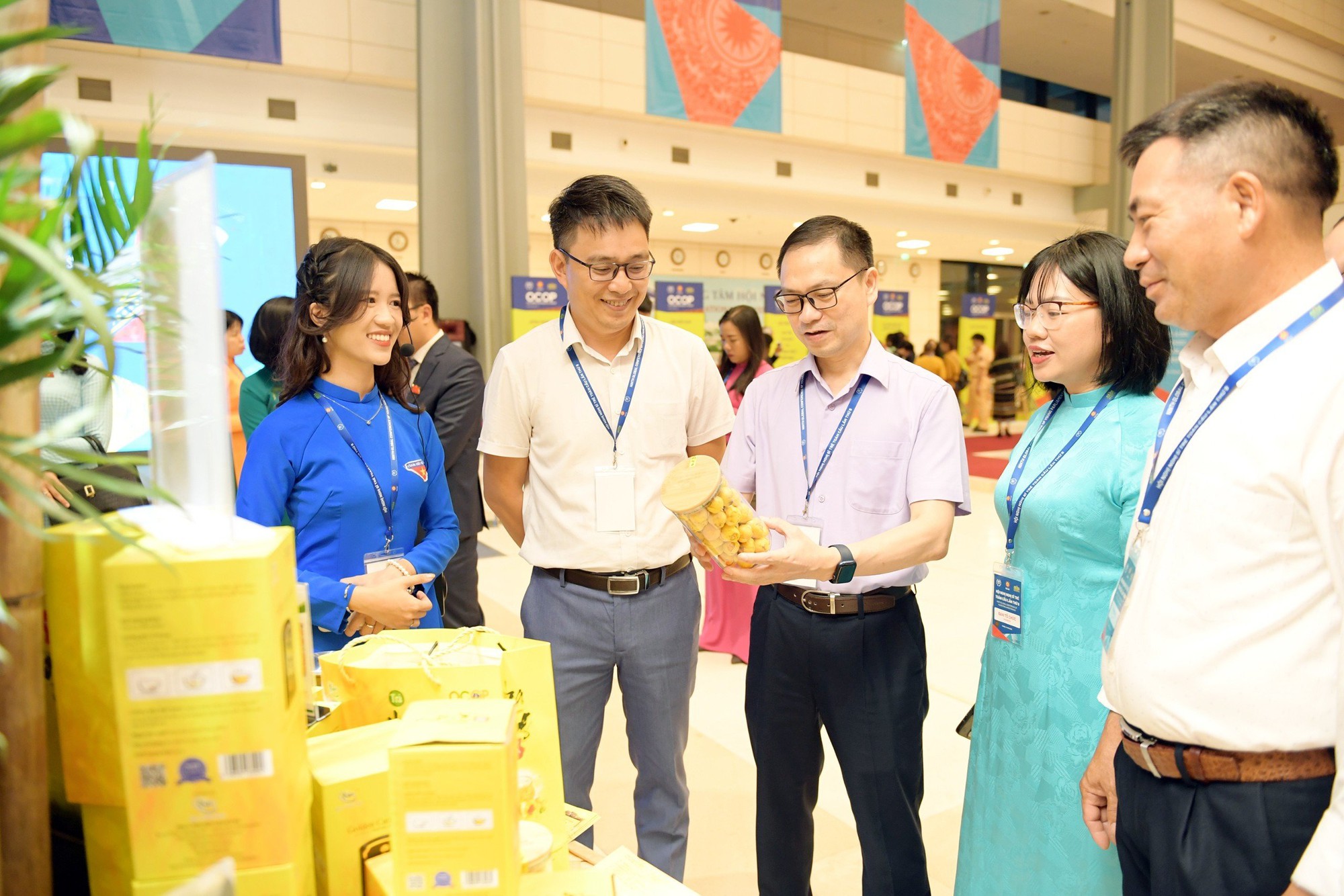 Lụa dệt từ tơ sen, trà hoa vàng, thịt chua gây ấn tượng với các nghị sỹ trẻ toàn cầu - Ảnh 2.