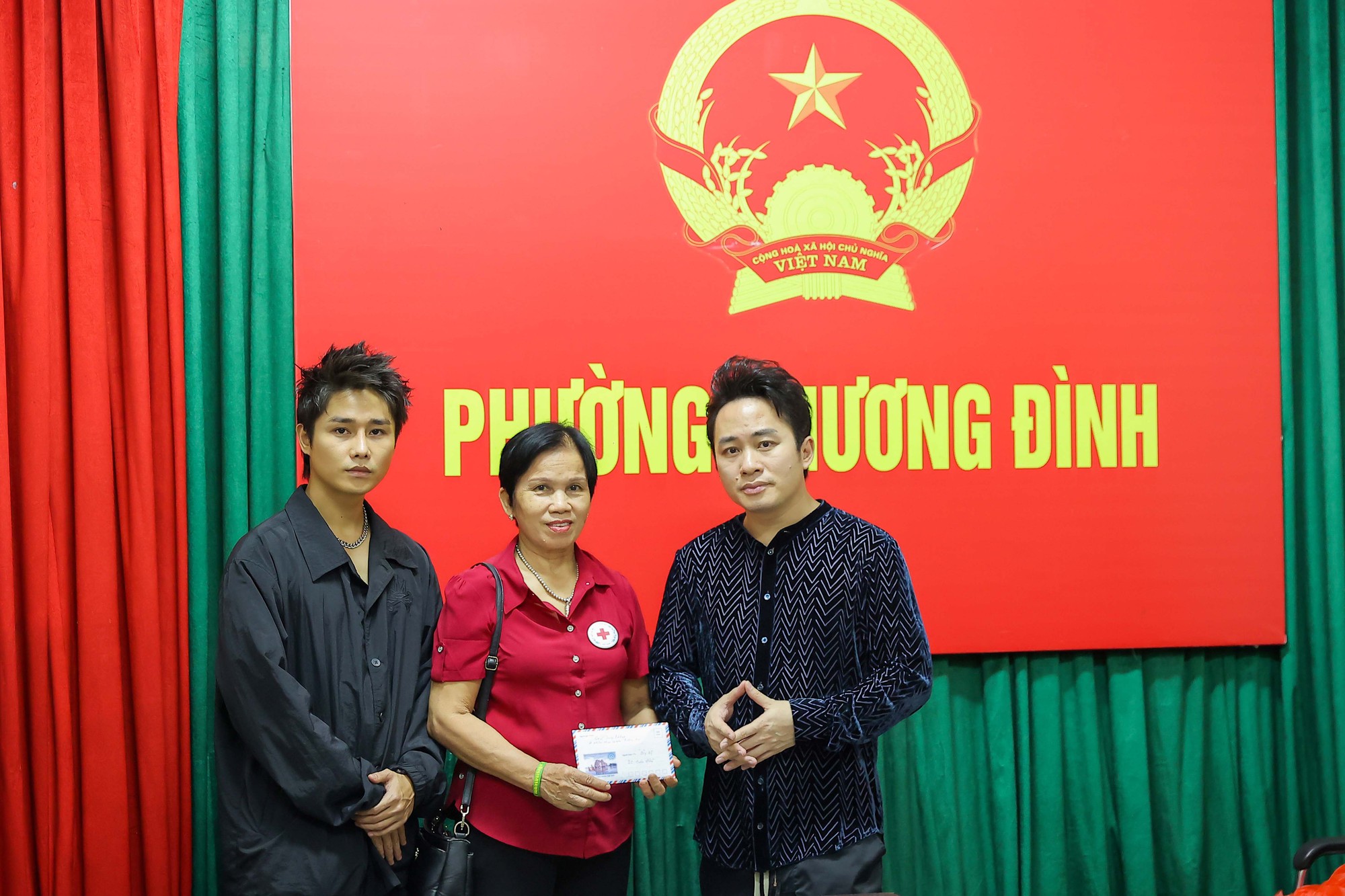 Tùng Dương vào bệnh viện hỏi thăm các nạn nhân vụ cháy chung cư mini ở Hà Nội - Ảnh 6.