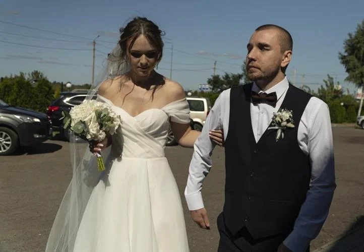Chuyện tình cảm động của người lính mù Ukraine: Chiến tranh cướp đi đôi mắt nhưng được tình yêu thắp sáng cuộc đời - Ảnh 1.