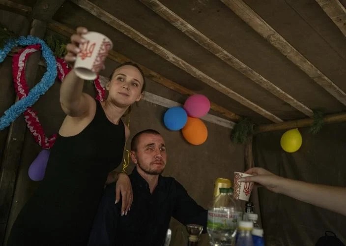 Chuyện tình cảm động của người lính mù Ukraine: Chiến tranh cướp đi đôi mắt nhưng được tình yêu thắp sáng cuộc đời - Ảnh 3.