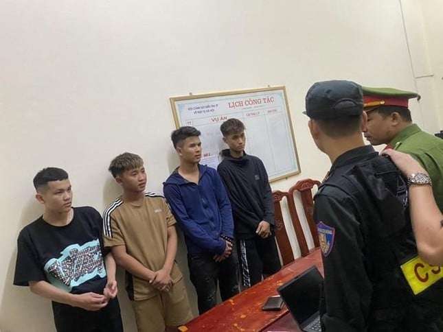TIN NÓNG 24 GIỜ QUA: Giả tổ công tác chặn xe người đi đường; bắt 1 Chi cục phó Thi hành án dân sự - Ảnh 1.