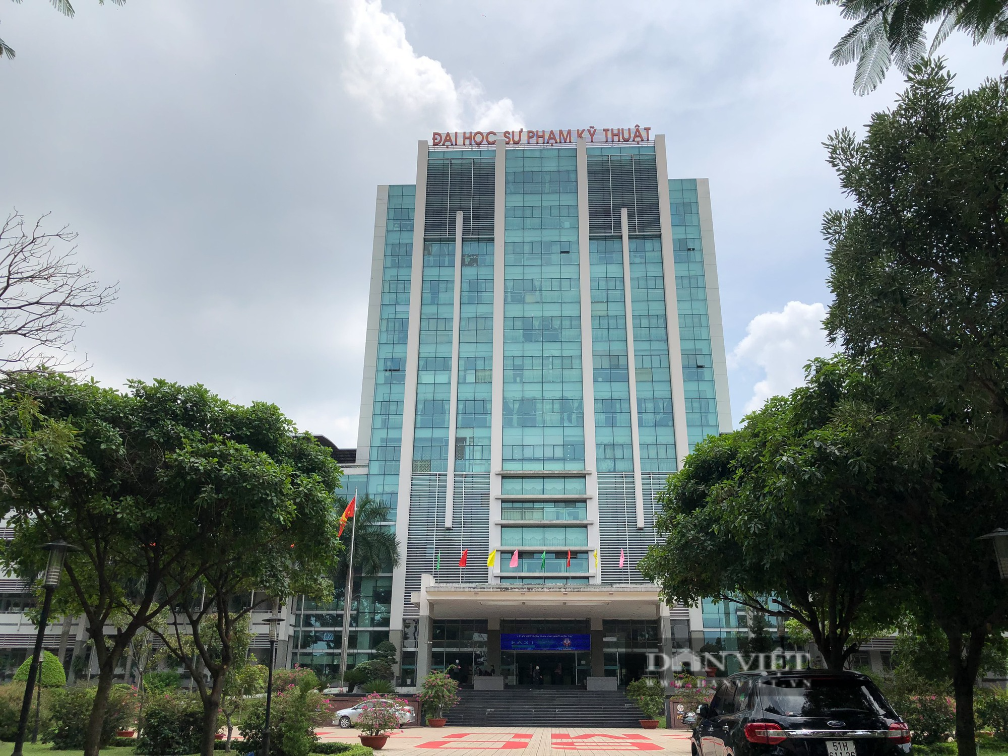 SV đối thoại với Trường ĐH SPKT TP.HCM về học phí: Đừng để đại học chỉ dành cho những người có tiền  - Ảnh 1.