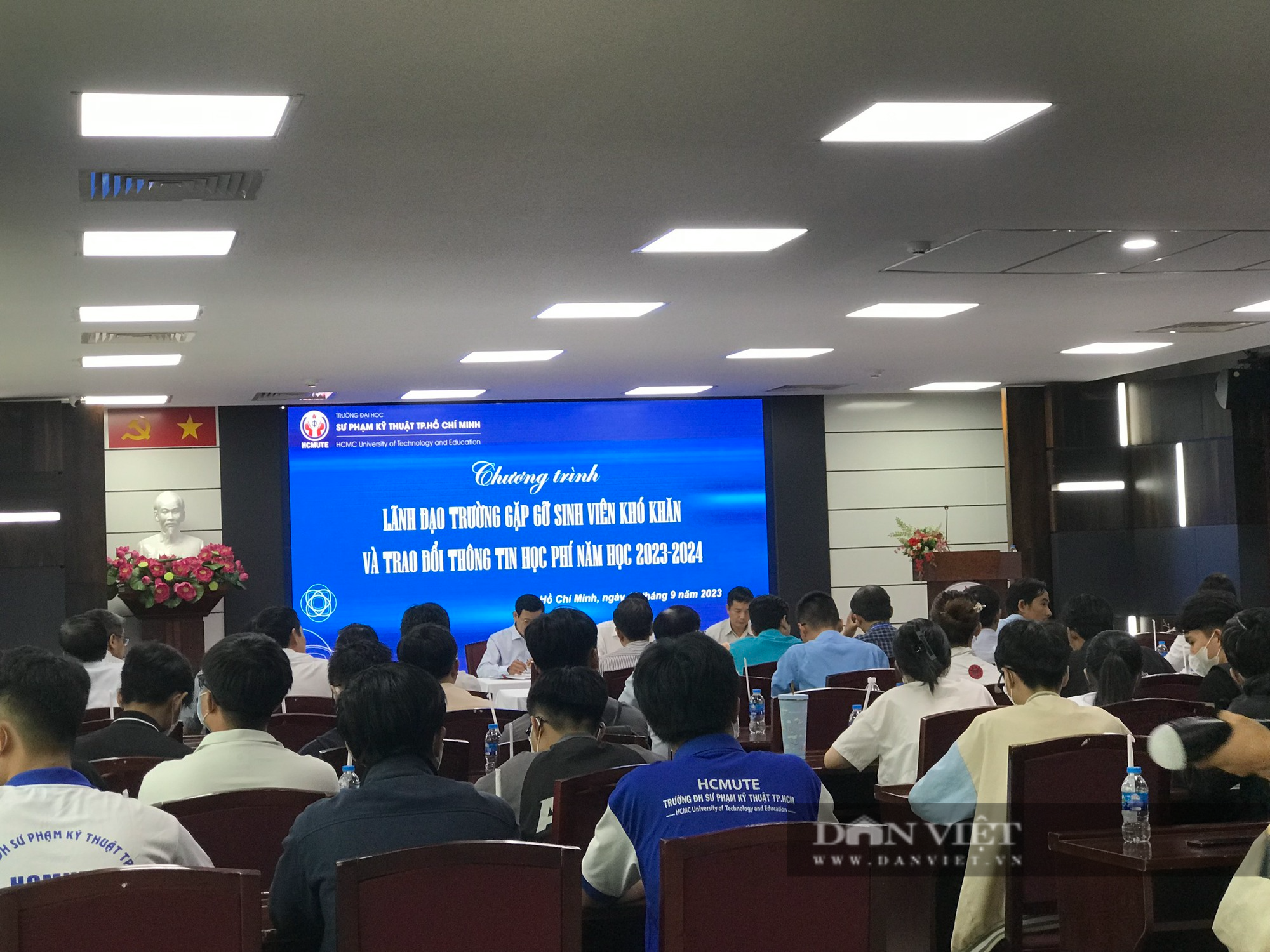 SV đối thoại với Trường ĐH SPKT TP.HCM về học phí: Đừng để đại học chỉ dành cho những người có tiền  - Ảnh 2.