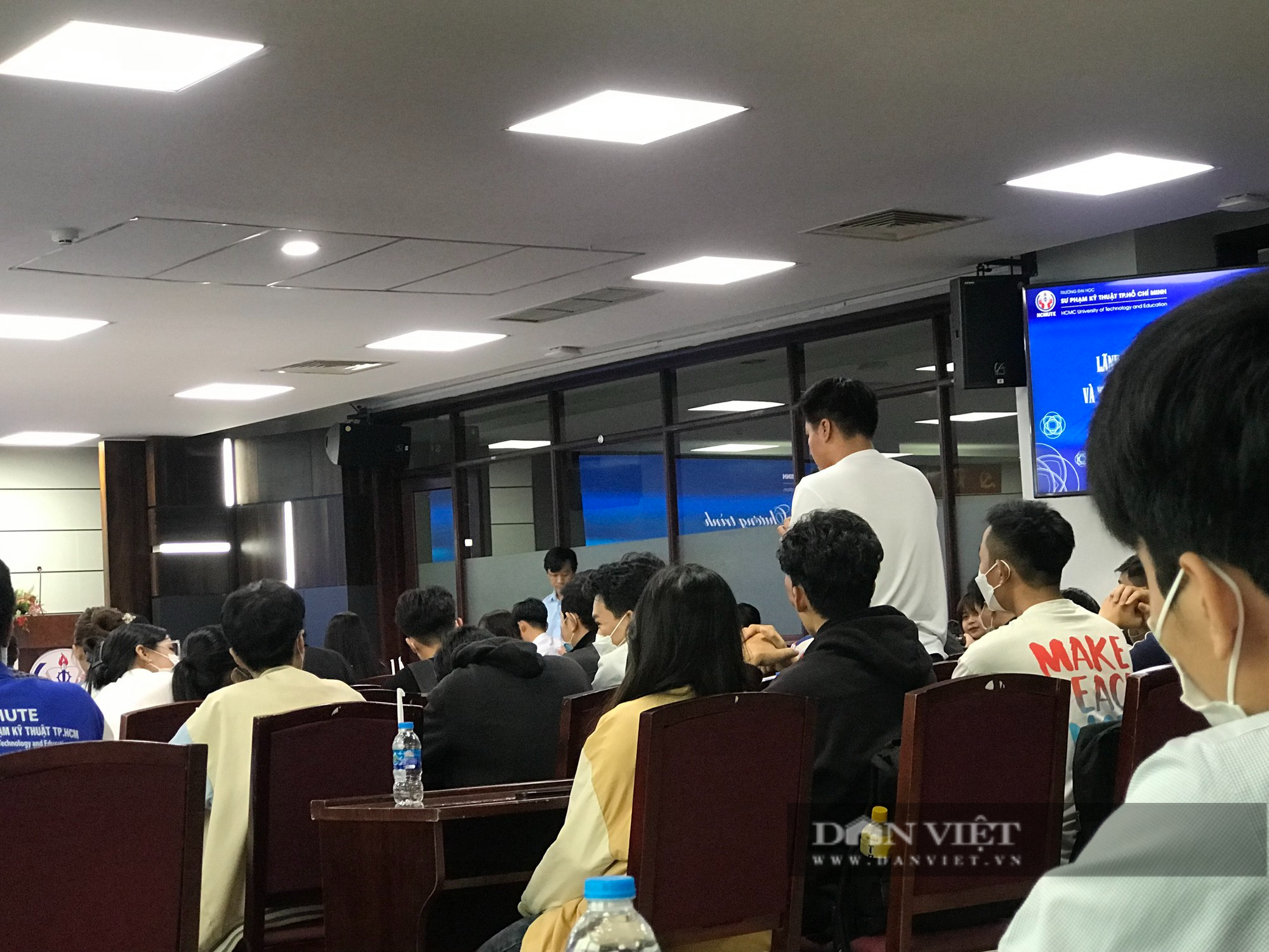 SV đối thoại với Trường ĐH SPKT TP.HCM về học phí: Đừng để đại học chỉ dành cho những người có tiền  - Ảnh 4.