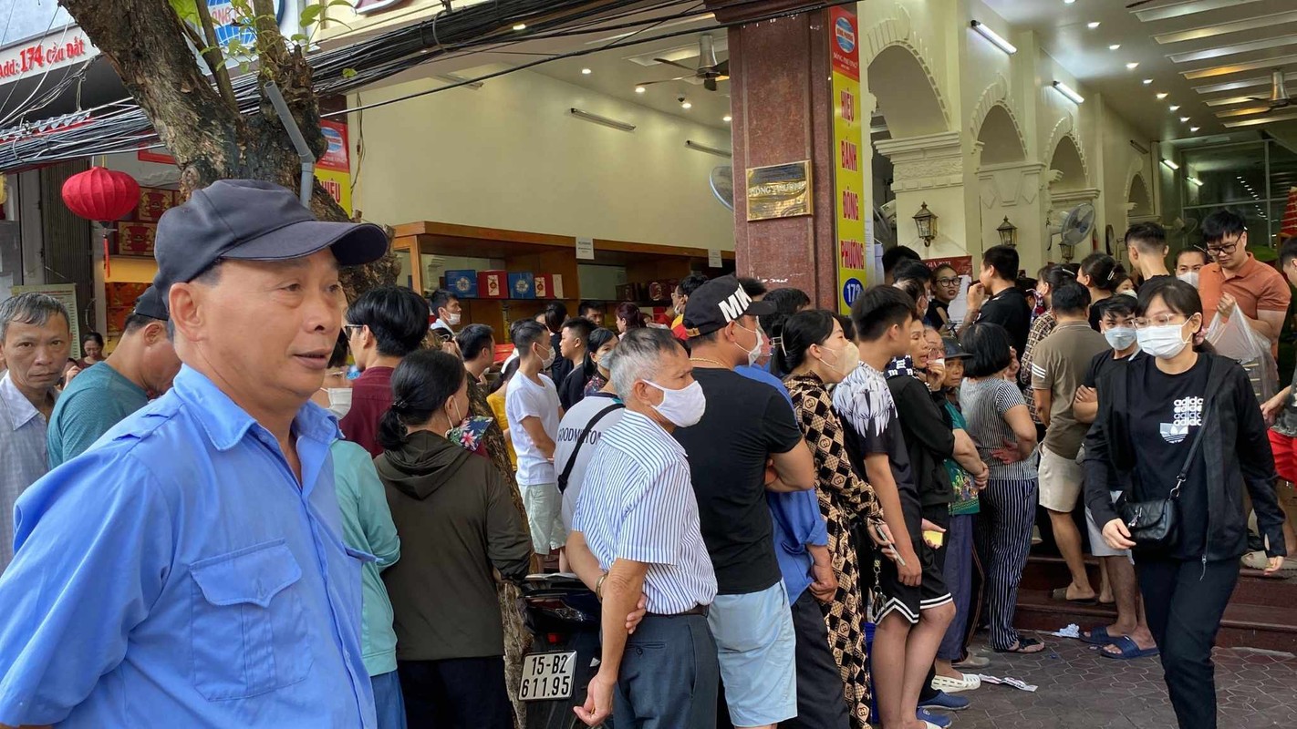 Người dân xếp hàng mua bánh Trung thu nổi tiếng ở Hải Phòng - Ảnh 11.