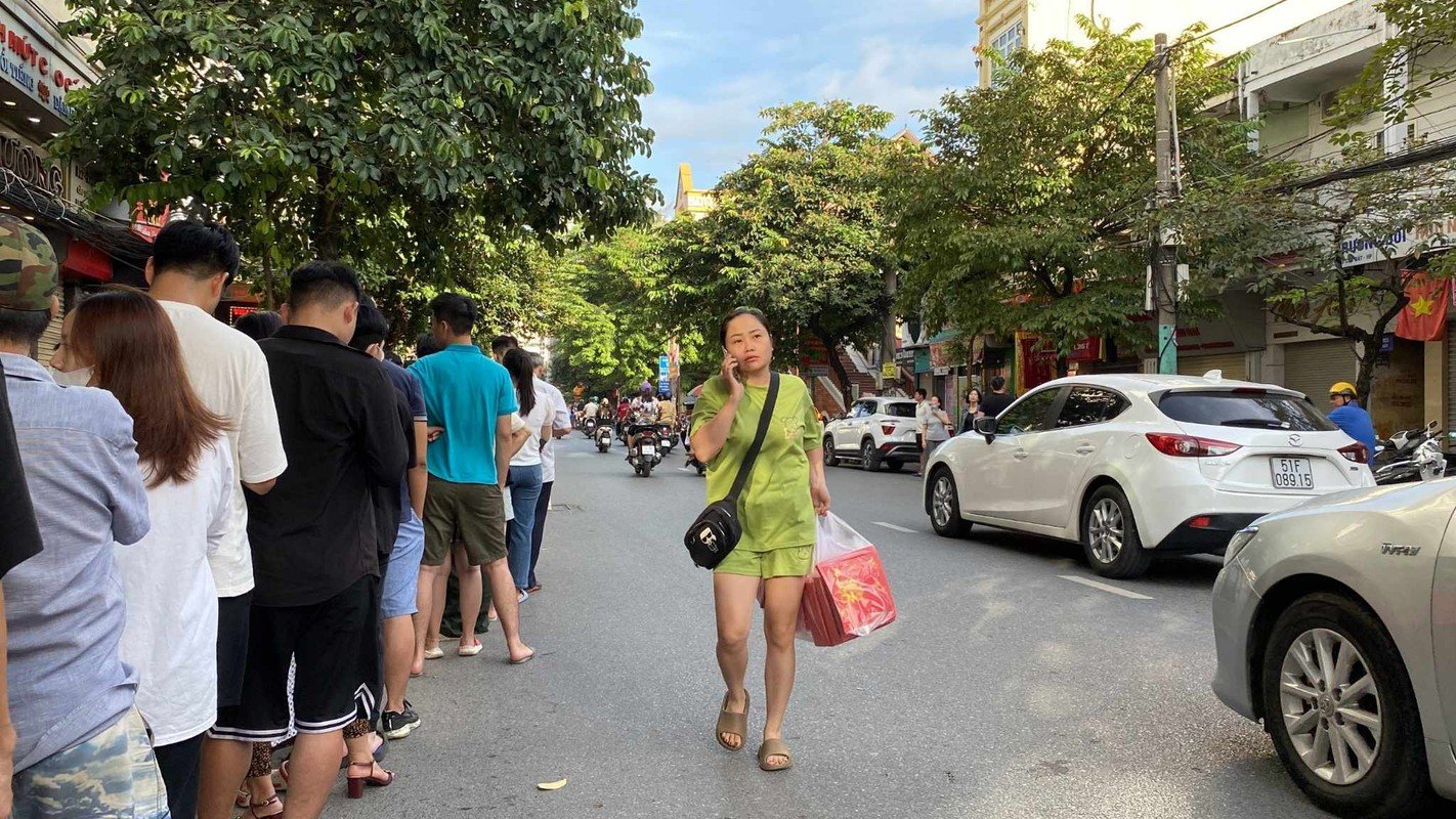 Người dân xếp hàng mua bánh Trung thu nổi tiếng ở Hải Phòng - Ảnh 12.
