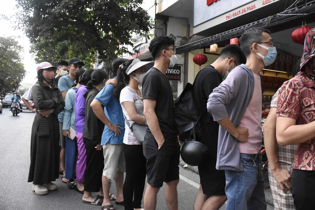 Người dân xếp hàng mua bánh Trung thu nổi tiếng ở Hải Phòng - Ảnh 7.