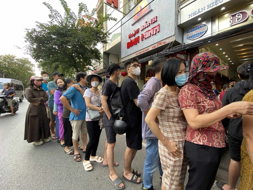 Người dân xếp hàng mua bánh Trung thu nổi tiếng ở Hải Phòng - Ảnh 8.