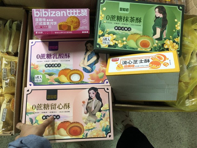 Bánh trung thu nhập lậu vẫn bán ngập chợ - Ảnh 3.