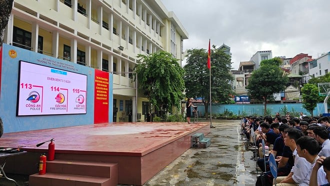 Buổi chào cờ xúc động, tưởng niệm người bạn, người học trò đã mất trong vụ cháy chung cư của trường Khương Hạ - Ảnh 4.