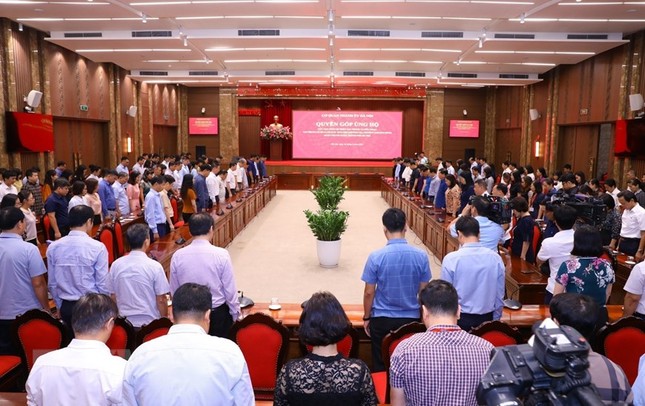 Hình ảnh Hà Nội tưởng niệm các nạn nhân tử vong vì cháy chung cư mini trong ngày đầu tuần - Ảnh 1.