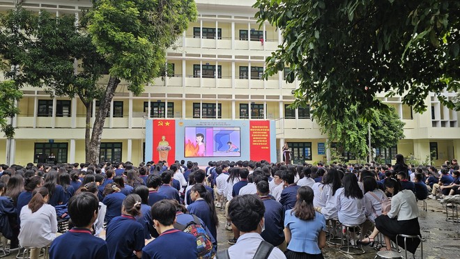 Buổi chào cờ xúc động, tưởng niệm người bạn, người học trò đã mất trong vụ cháy chung cư của trường Khương Hạ - Ảnh 2.