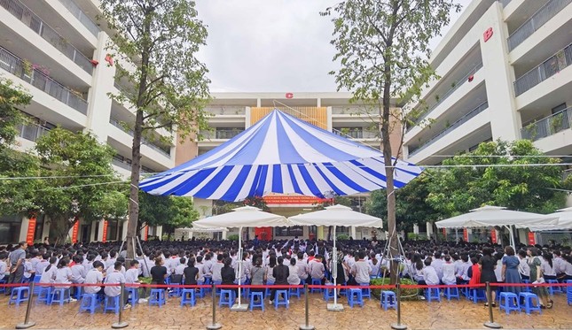 Hình ảnh Hà Nội tưởng niệm các nạn nhân tử vong vì cháy chung cư mini trong ngày đầu tuần - Ảnh 2.
