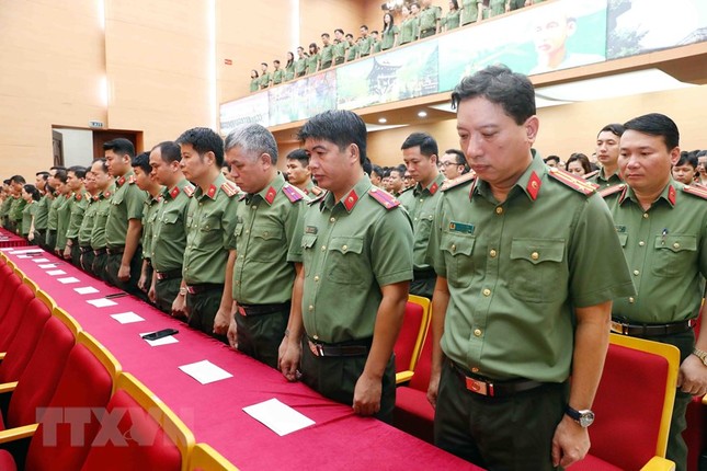 Hình ảnh Hà Nội tưởng niệm các nạn nhân tử vong vì cháy chung cư mini trong ngày đầu tuần - Ảnh 6.