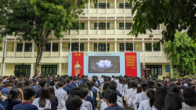 Buổi chào cờ xúc động, tưởng niệm người bạn, người học trò đã mất trong vụ cháy chung cư của trường Khương Hạ - Ảnh 1.