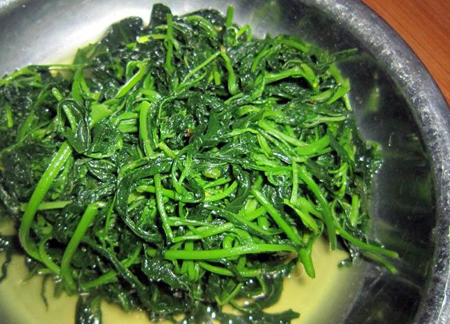 Người thành phố lùng mua một đặc sản nổi tiếng của Mộc Châu, hóa ra là loại rau dại mọc đầy bờ ruộng này - Ảnh 9. Người thành phố lùng mua một đặc sản nổi tiếng của Mộc Châu, hóa ra là loại rau dại mọc đầy bờ ruộng này - Ảnh 9.