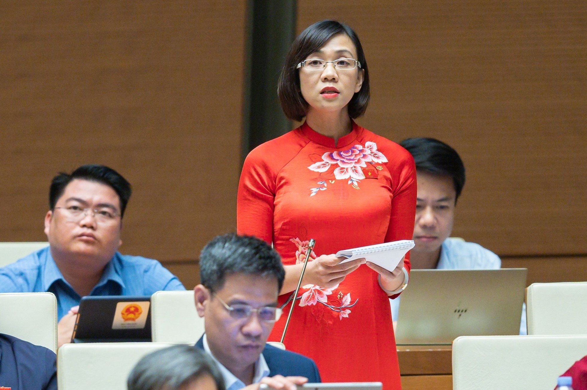 Lạm thu đầu năm học khiến phụ huynh &quot;chuyển khoản mỏi tay&quot;: Chuyên gia chỉ  - Ảnh 3.