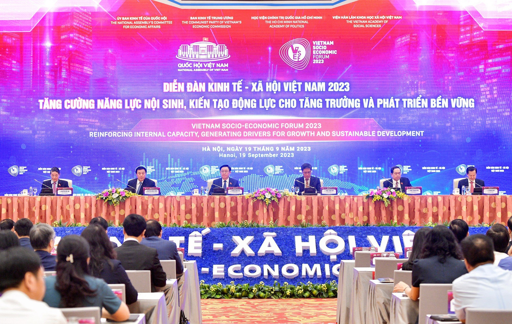Chủ tịch Quốc hội đặt 3 câu hỏi lớn kiến tạo động lực cho tăng trưởng - Ảnh 2.