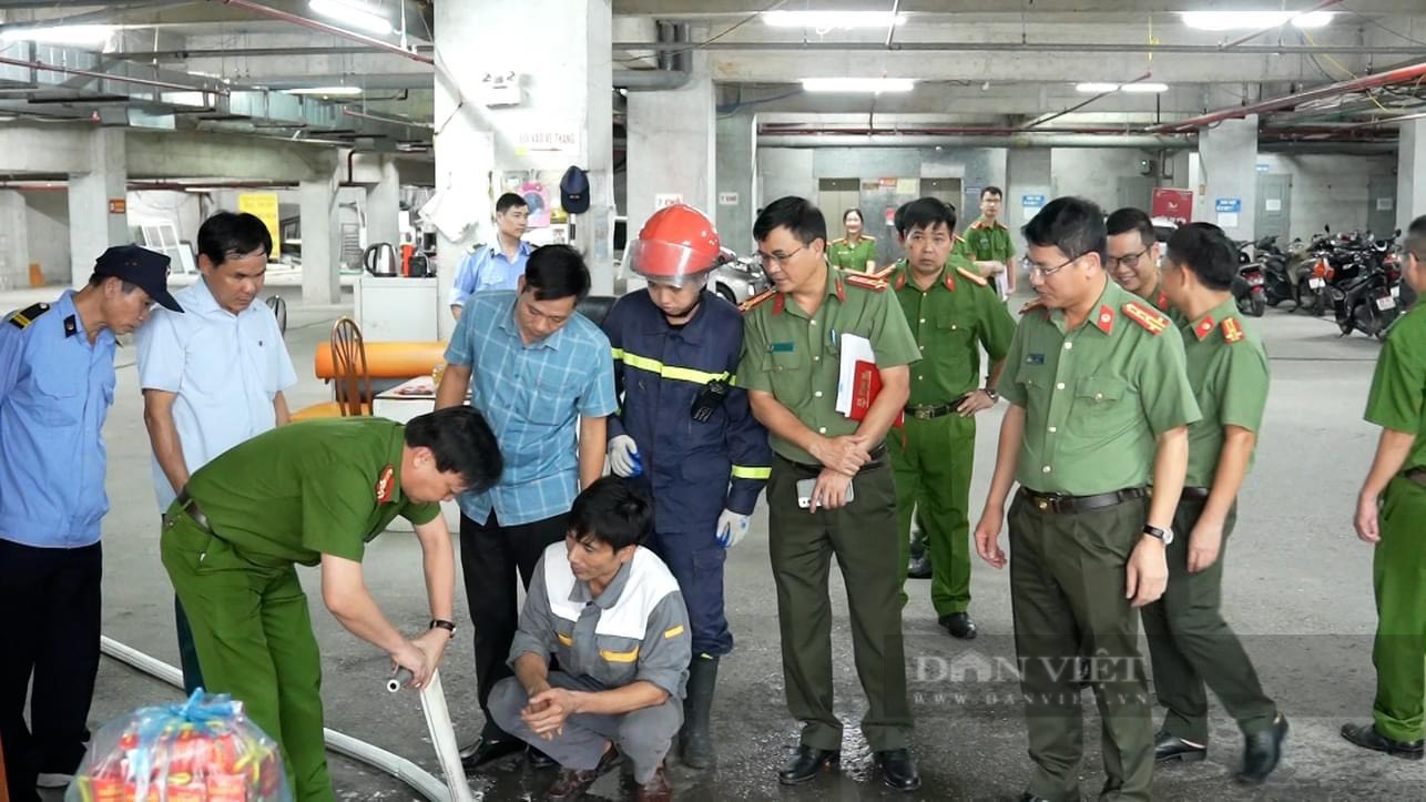 Giám đốc Công an tỉnh Hòa Bình kiểm tra đột xuất công tác PCCC tại chung cư 12 tầng - Ảnh 2.