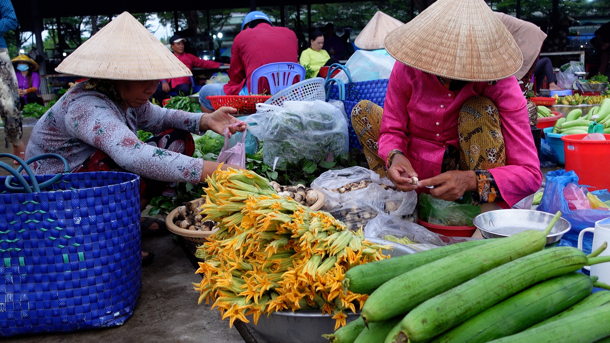 Chợ đêm Vị Thanh rực rỡ sắc áo bà ba - Ảnh 1.