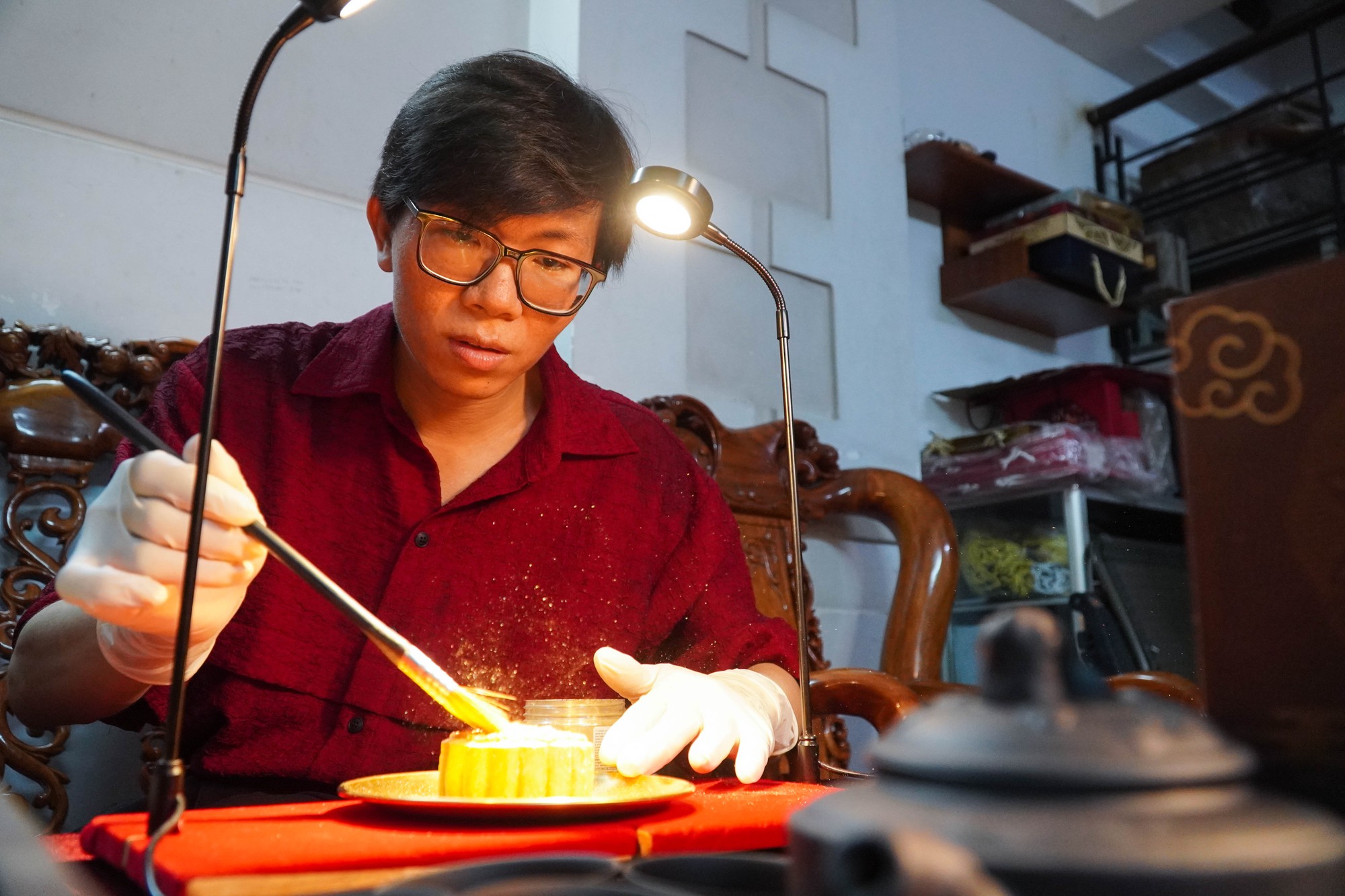 Dát vàng lên bánh trung thu - Ảnh 1.