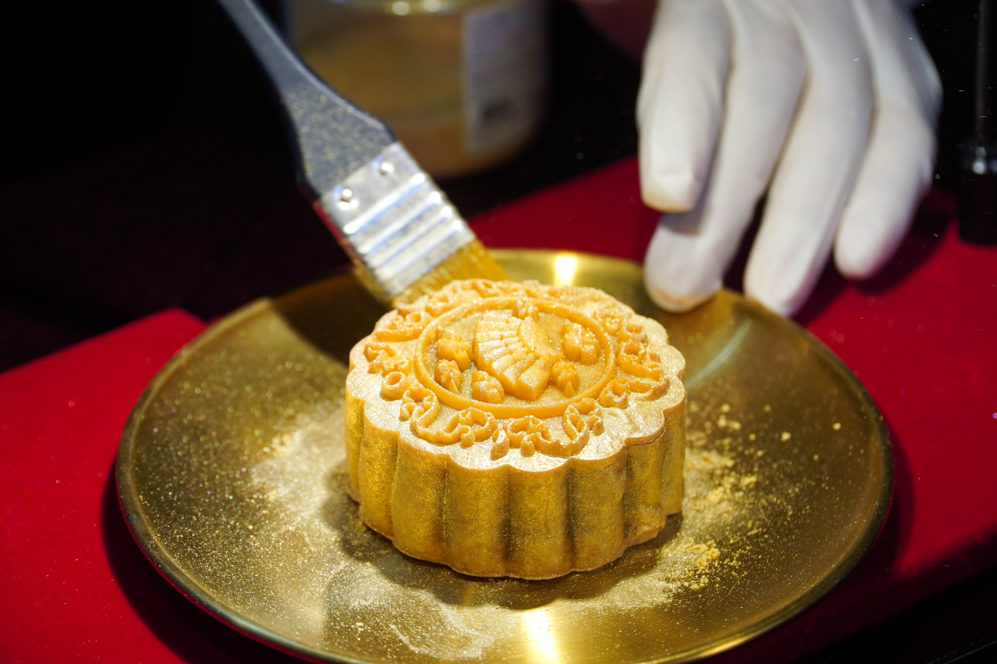 Dát vàng lên bánh trung thu - Ảnh 2.