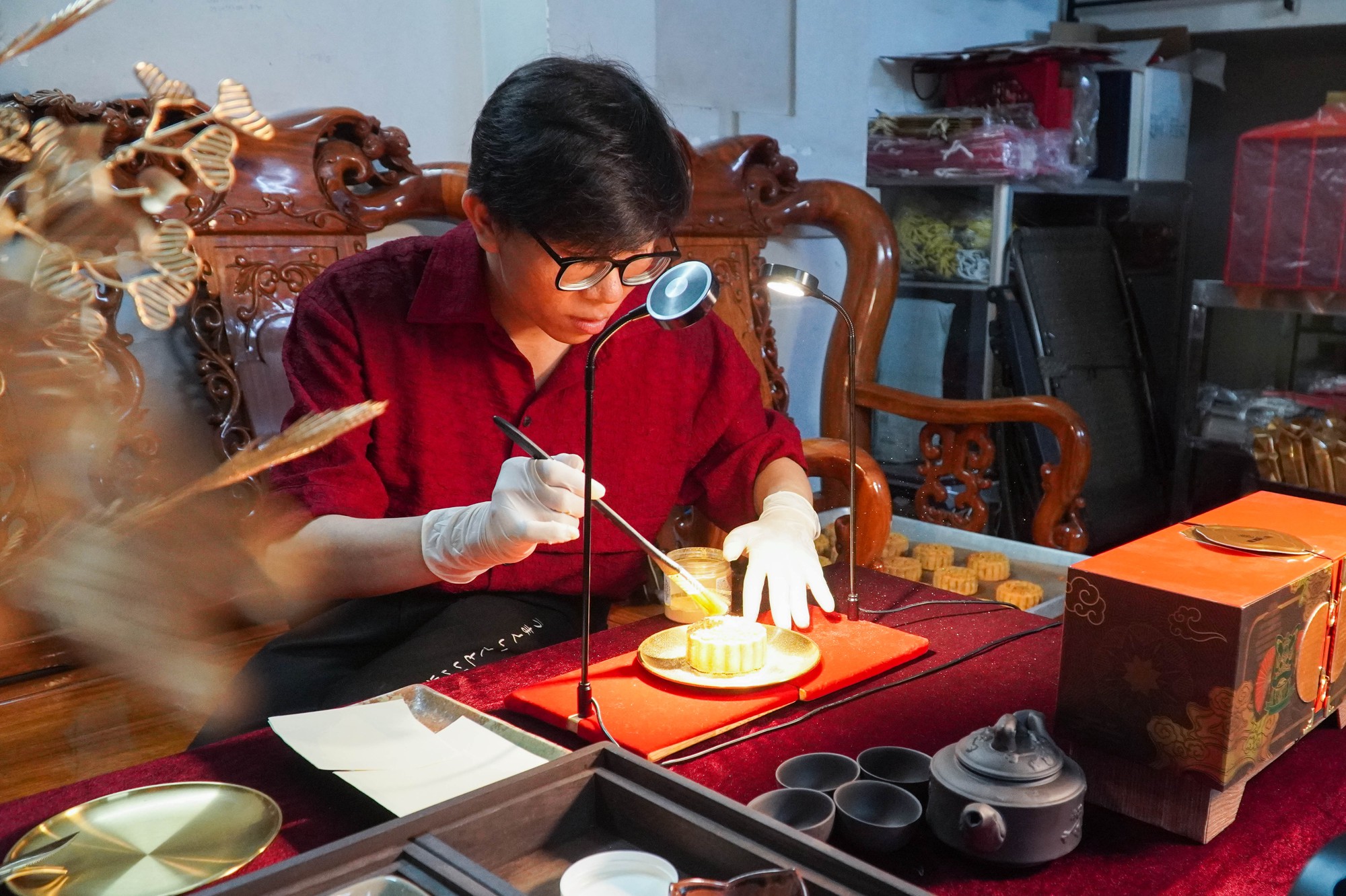 Dát vàng lên bánh trung thu - Ảnh 7.