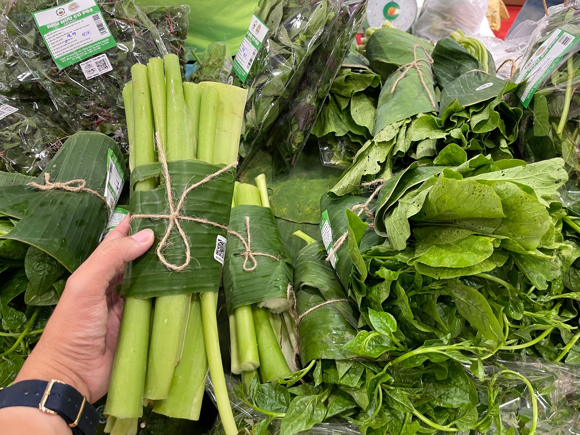 Thực phẩm hữu cơ đổ về TP.HCM, vì sao giá cao vẫn bán chạy? - Ảnh 2.