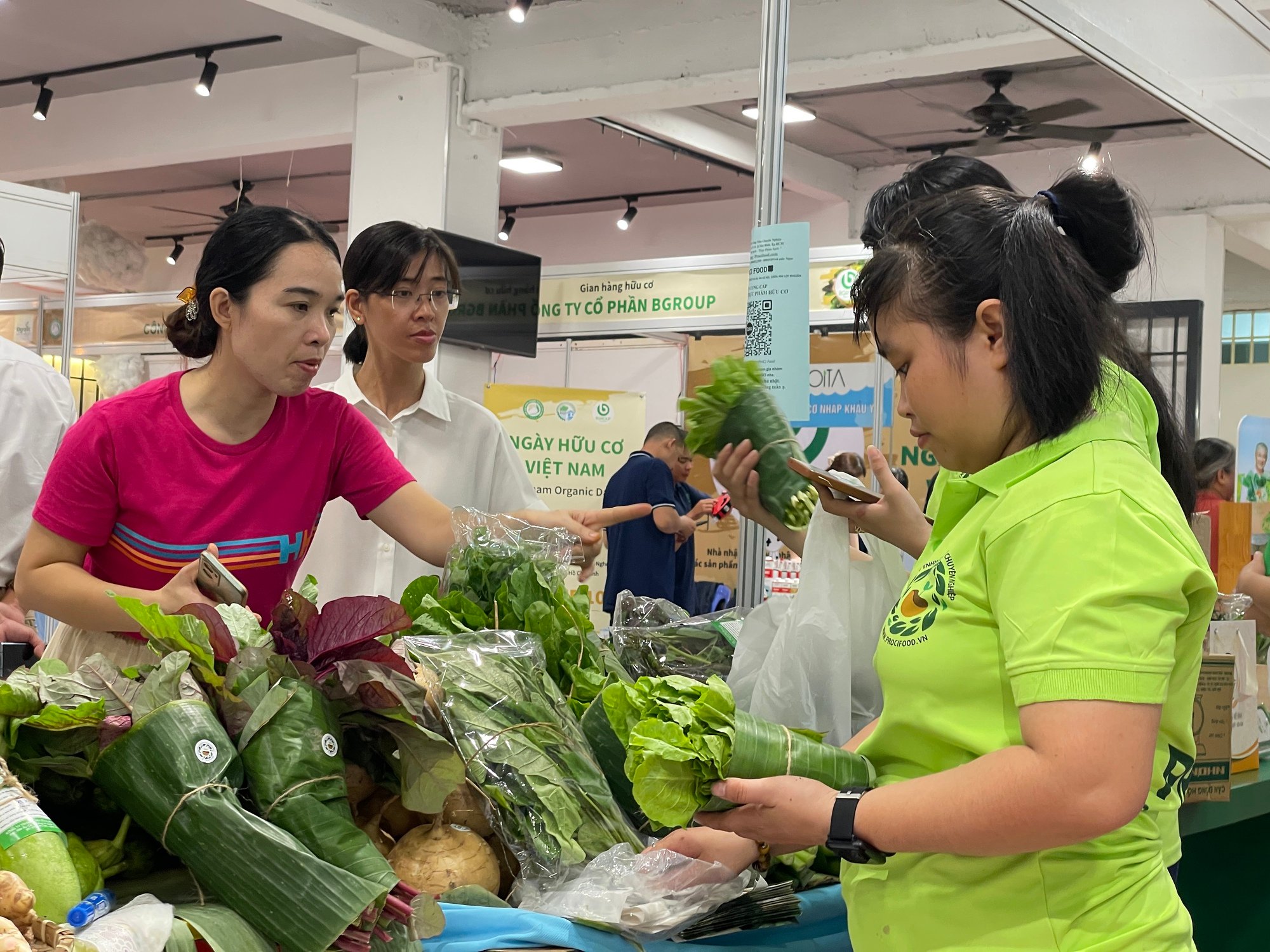 Thực phẩm hữu cơ đổ về TP.HCM, vì sao giá cao vẫn bán chạy? - Ảnh 1.