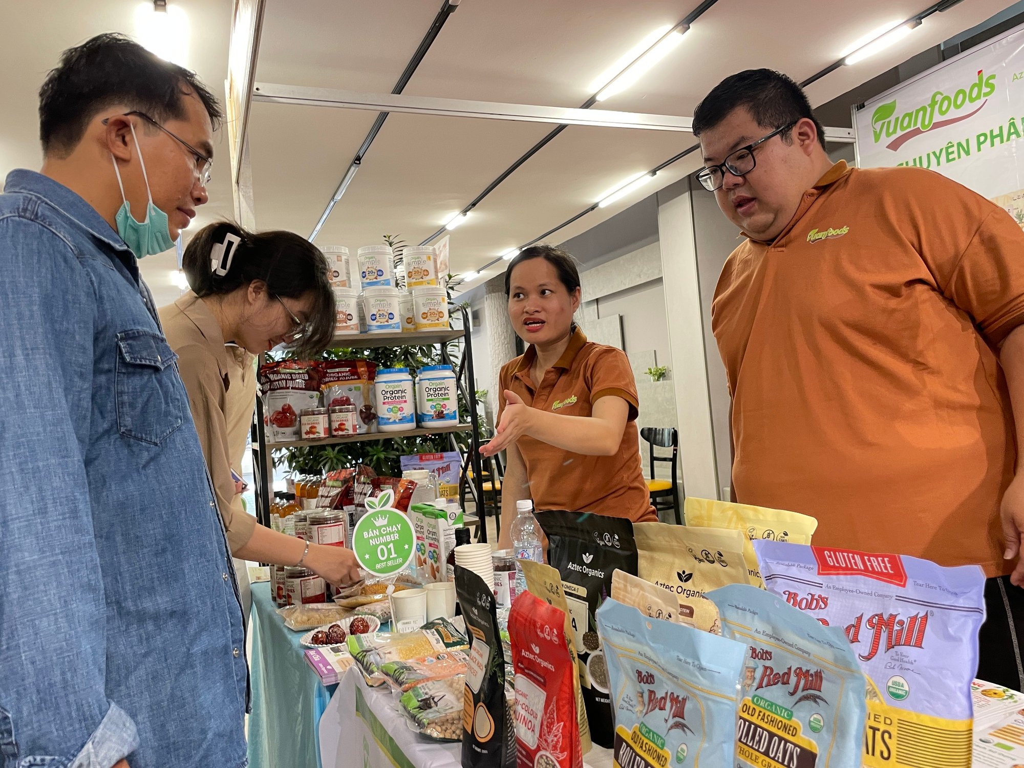 Thực phẩm hữu cơ đổ về TP.HCM, vì sao giá cao vẫn bán chạy? - Ảnh 6.