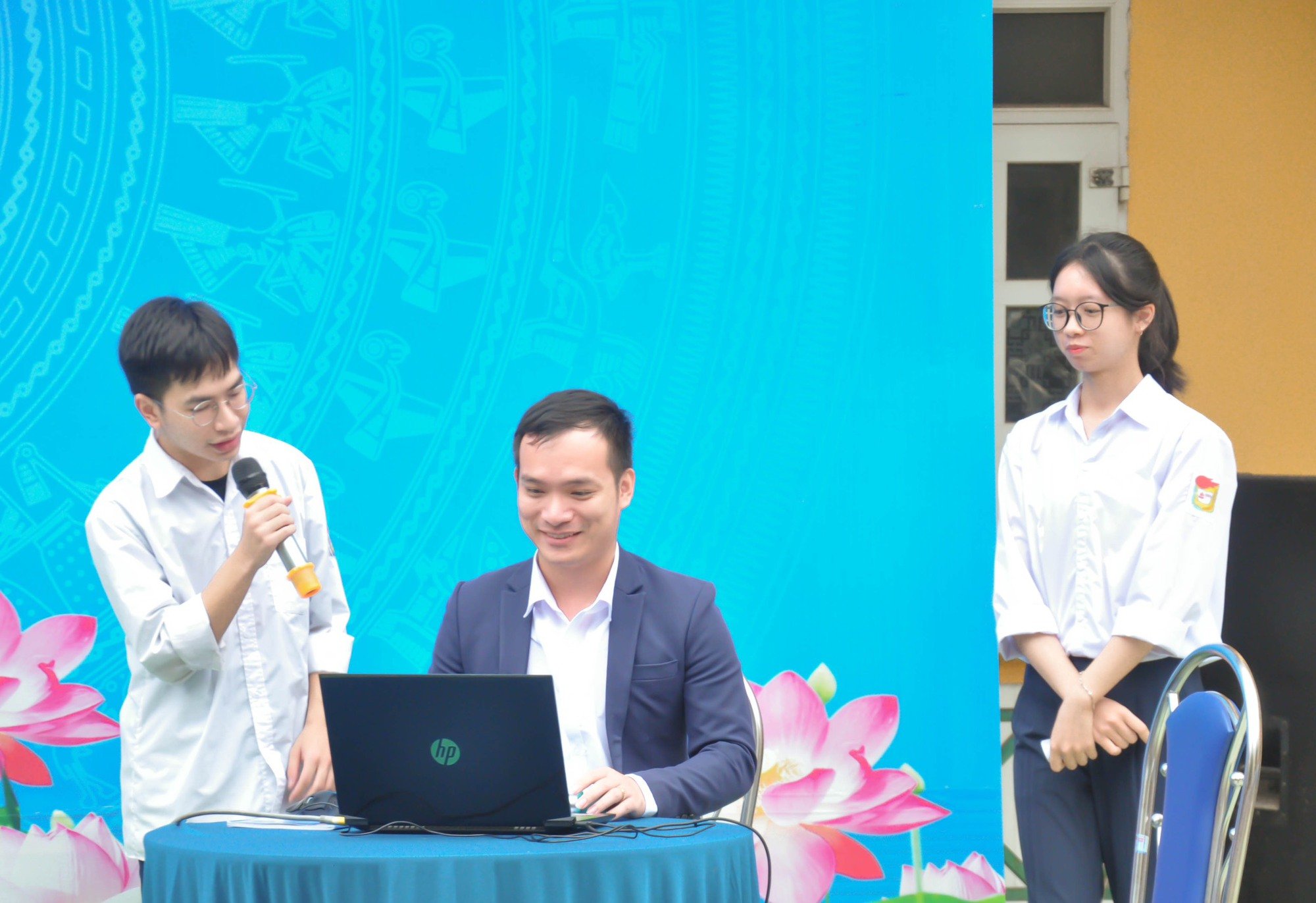 Lạm thu đầu năm học khiến phụ huynh &quot;chuyển khoản mỏi tay&quot;: Chuyên gia chỉ  - Ảnh 4.