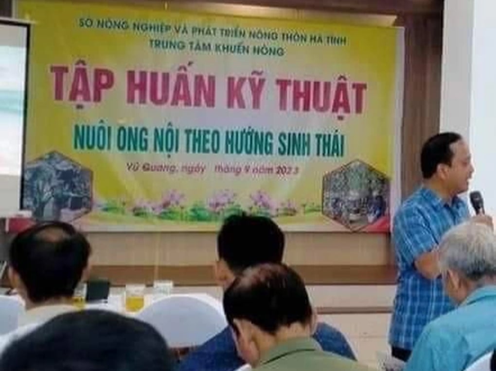 Tấm phông có chữ &quot;nuôi ông nội theo hướng sinh thái&quot; xôn xao mạng xã hội - Ảnh 2.