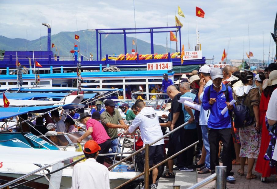 10 nghìn lượt khách tham quan các tour biển đảo ở Khánh Hòa - Ảnh 1. 10 nghìn lượt khách tham quan các tour biển đảo ở Khánh Hòa - Ảnh 1.