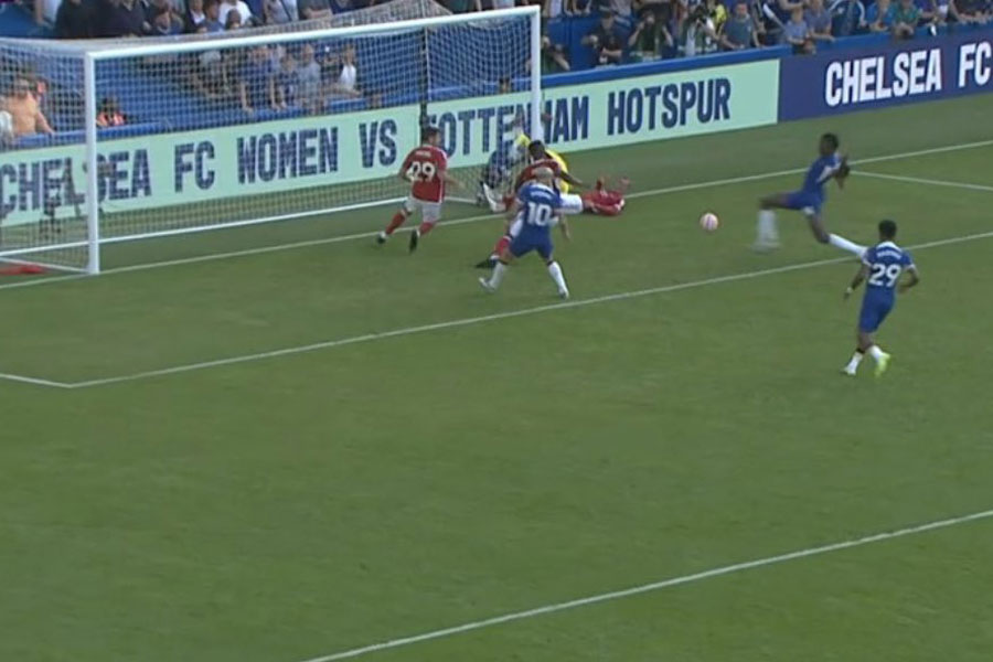 Tiền đạo Chelsea bị CĐV chế giễu vì pha bỏ lỡ cơ hội cực kỳ khó tin - Ảnh 1.